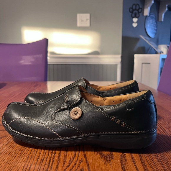 Clarks Black Leather Shoes with Stitch Detail - Picture 9 of 9